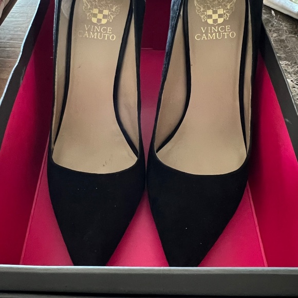 VINCE CAMUTO BLACK SUEDE HIGH HEEL PUMPS \